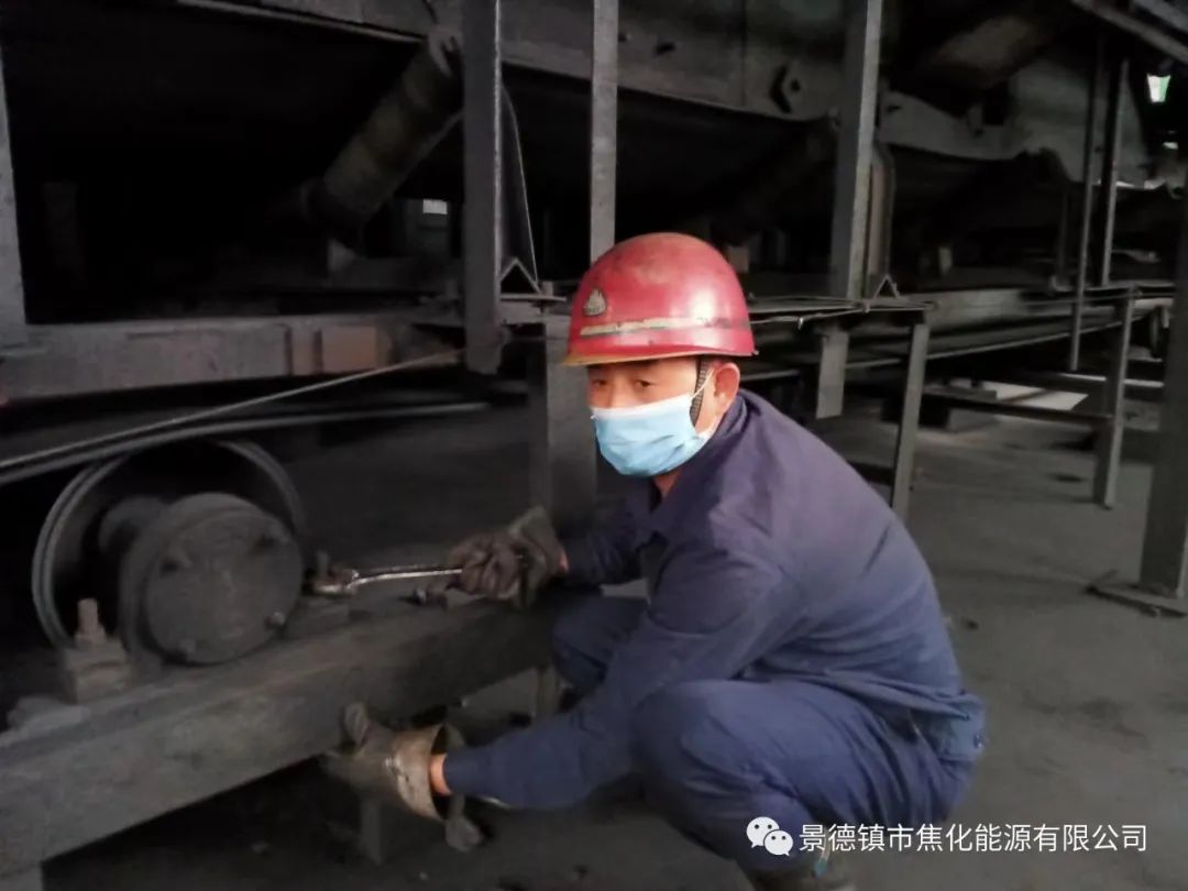 “老線這邊人手不夠，你們那邊有誰可以過來支援？”“好的，我馬上來?！甭牭竭@個(gè)消息時(shí)，羅國安剛剛結(jié)束新線的維修工作，但他二話不說，立即拿起維修包，投入到老線的維修工作當(dāng)中。每天工作10小時(shí)以上已經(jīng)成為抗疫期間的常態(tài)，雖然身體很疲憊，但是他沒有任何怨言，“確實(shí)很辛苦、很累，但現(xiàn)在正是特殊時(shí)期，只有保障公司生產(chǎn)經(jīng)營“不斷檔”，我們生活才能“不斷線”，恰恰我所在的運(yùn)輸廠就是承擔(dān)著焦炭煤炭運(yùn)輸?shù)闹匾氊?zé)，所以我更應(yīng)該恪盡職守，保障好這些設(shè)備的穩(wěn)定運(yùn)行?！?jpg